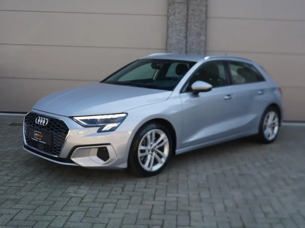 Audi A3 30 TFSI * TREKHAAK/ VIRTUAL COCKPIT / ELEKTRISCHE KOFFER / DODEHOEK / CAMERA / CARPLAY / KEYLESS / ADAPTIVE CRUISE *