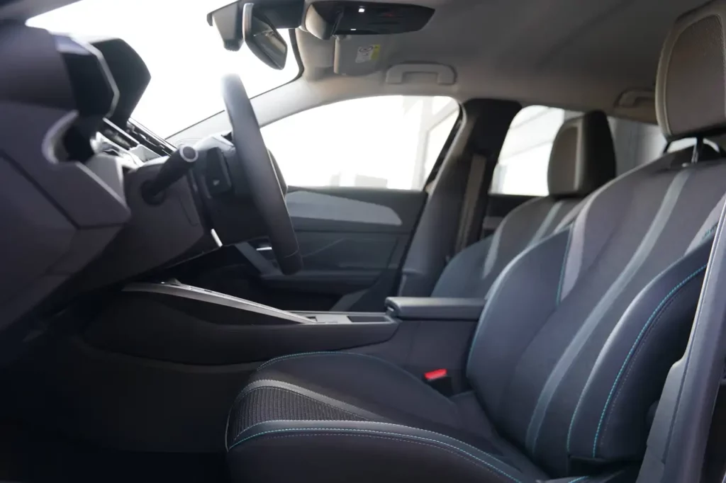 Peugeot 408 Allure HYBRID e-DSC * 360 / ADAPTIEVE CRUISE / DRAADLOZE APPLE CARPLAY & ANDROID AUTO / DODEOEK / KEYLESS *