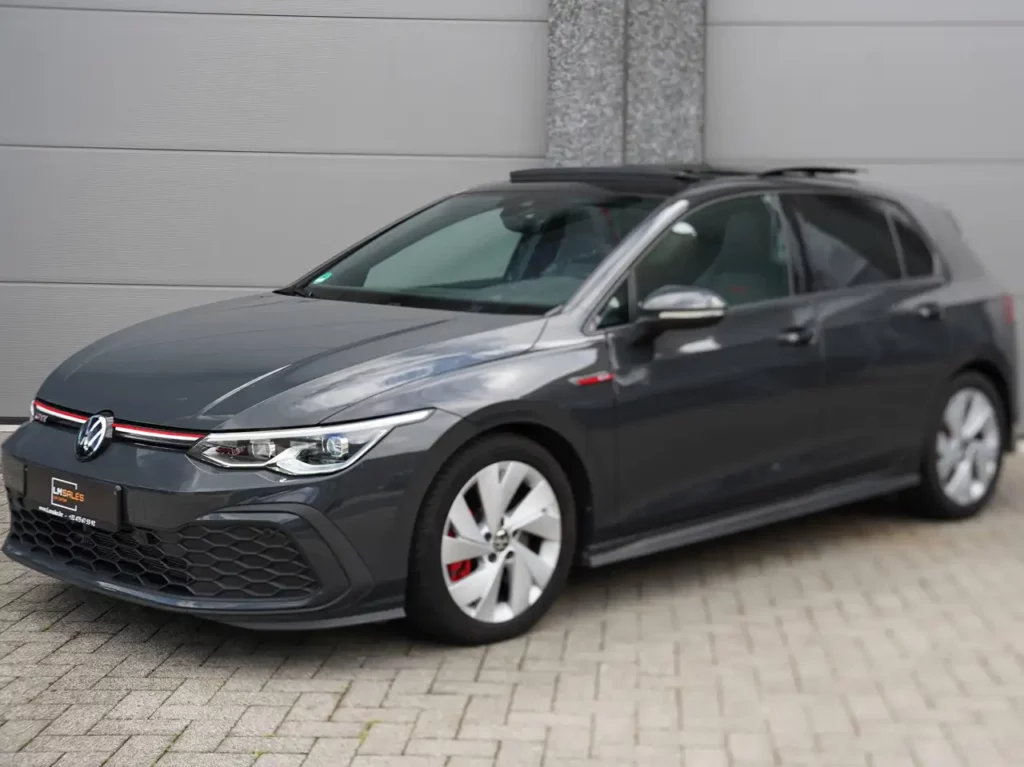 Volkswagen Golf GTI 2.0 TSI GTI * PANO / CAMERA / ZETELVERWARMING / STUURVERWARMING / DRAADLOZE APPLE CARPLAY & ANDROID AUTO / SFEERVERL *
