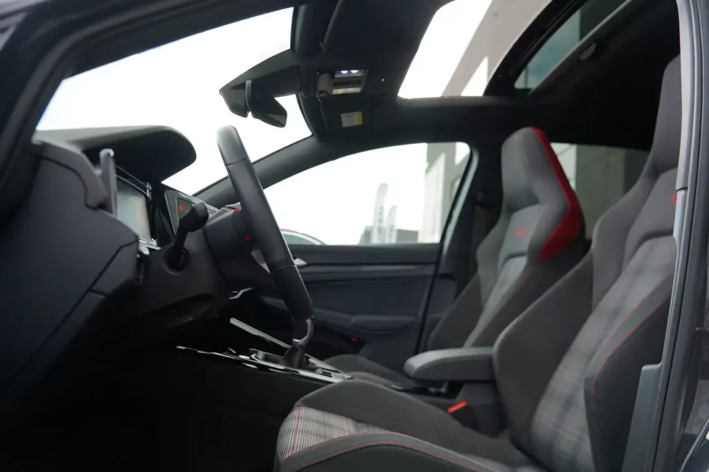 Volkswagen Golf GTI 2.0 TSI GTI * PANO / CAMERA / ZETELVERWARMING / STUURVERWARMING / DRAADLOZE APPLE CARPLAY & ANDROID AUTO / SFEERVERL *