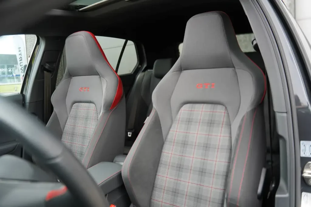 Volkswagen Golf GTI 2.0 TSI GTI * PANO / CAMERA / ZETELVERWARMING / STUURVERWARMING / DRAADLOZE APPLE CARPLAY & ANDROID AUTO / SFEERVERL *