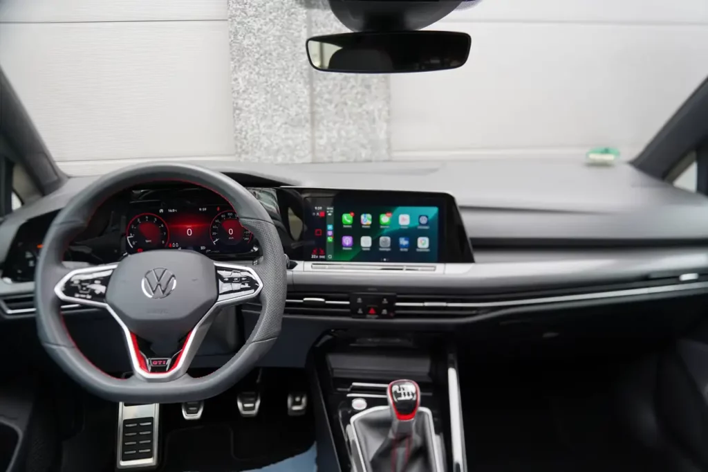 Volkswagen Golf GTI 2.0 TSI GTI * PANO / CAMERA / ZETELVERWARMING / STUURVERWARMING / DRAADLOZE APPLE CARPLAY & ANDROID AUTO / SFEERVERL *