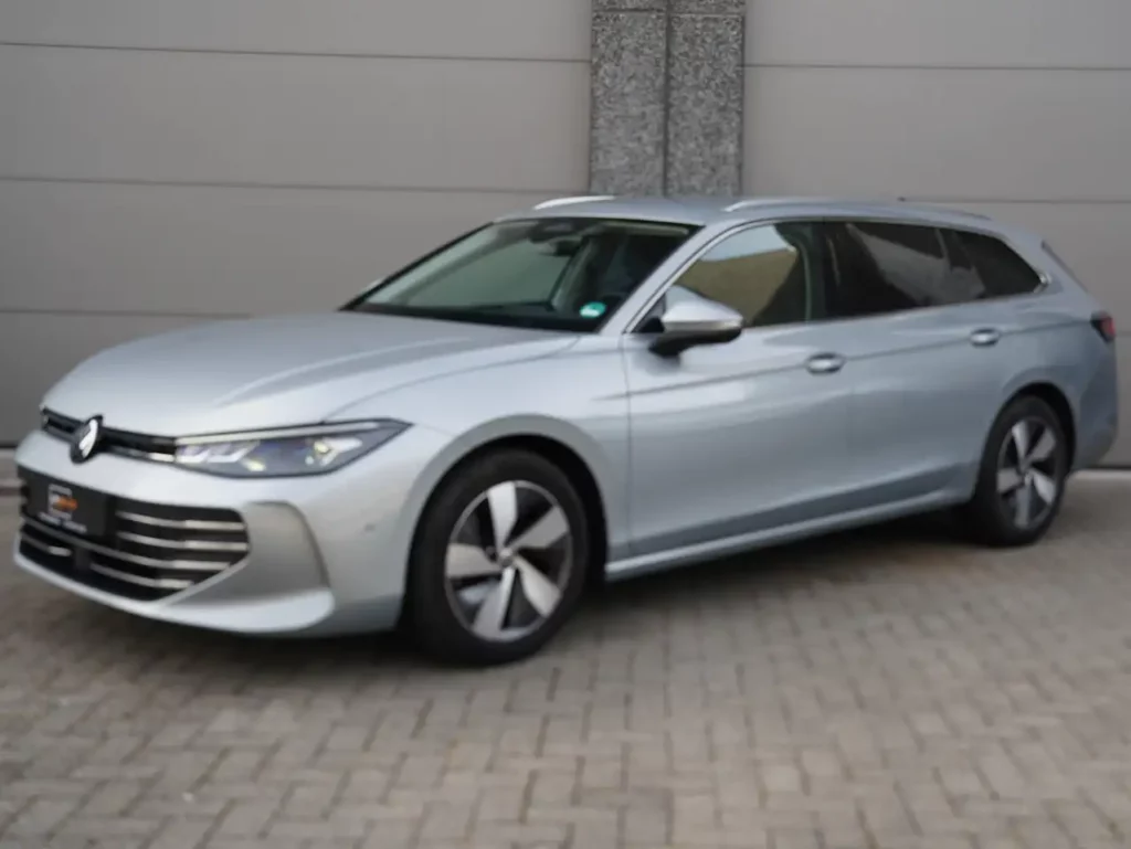 Volkswagen Passat Variant Variant 1.5eTSI DSG *MASSAGE / TREKHAAK / 360 / ALCANTARA / ZETELVERWARMING / DRAADLOZE CARPLAY & ANDROID AUTO /DODEHOEK*