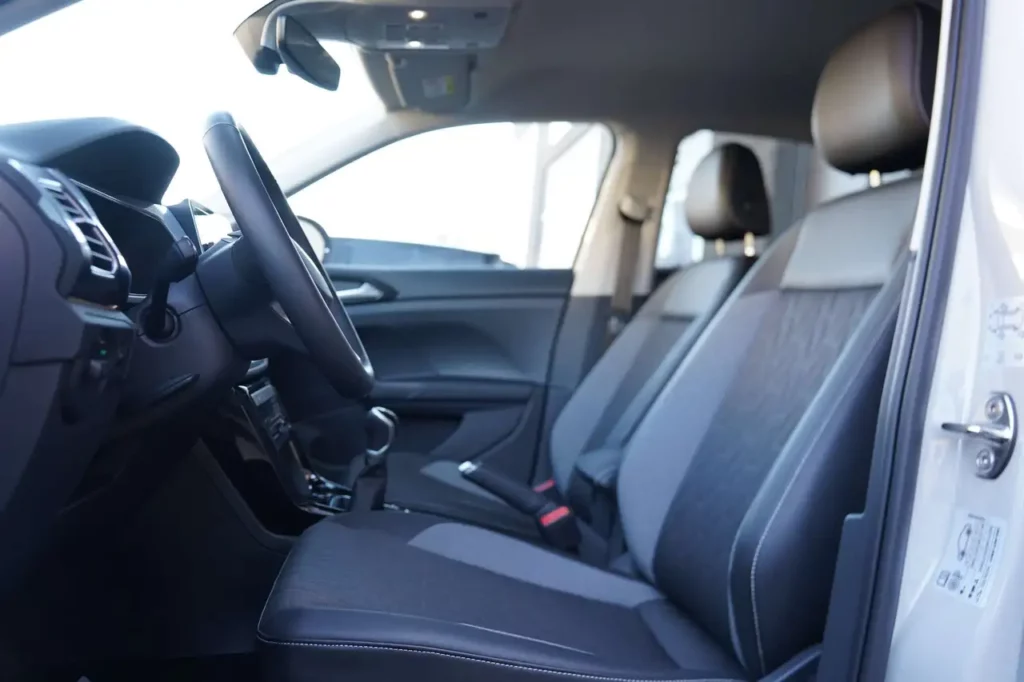 Volkswagen T-Cross FABRIEKSGARANTIE 03/2030 *ZETELVERWARMING / CAMERA / ADAPTIEVE CRUISE CONTROL / DRAADLOOS LADEN / CARPLAY / HALFLEDER *